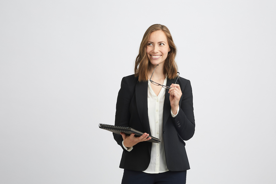 Une entrepreneuse qui songe à souscrire à une solution d’épargne retraite